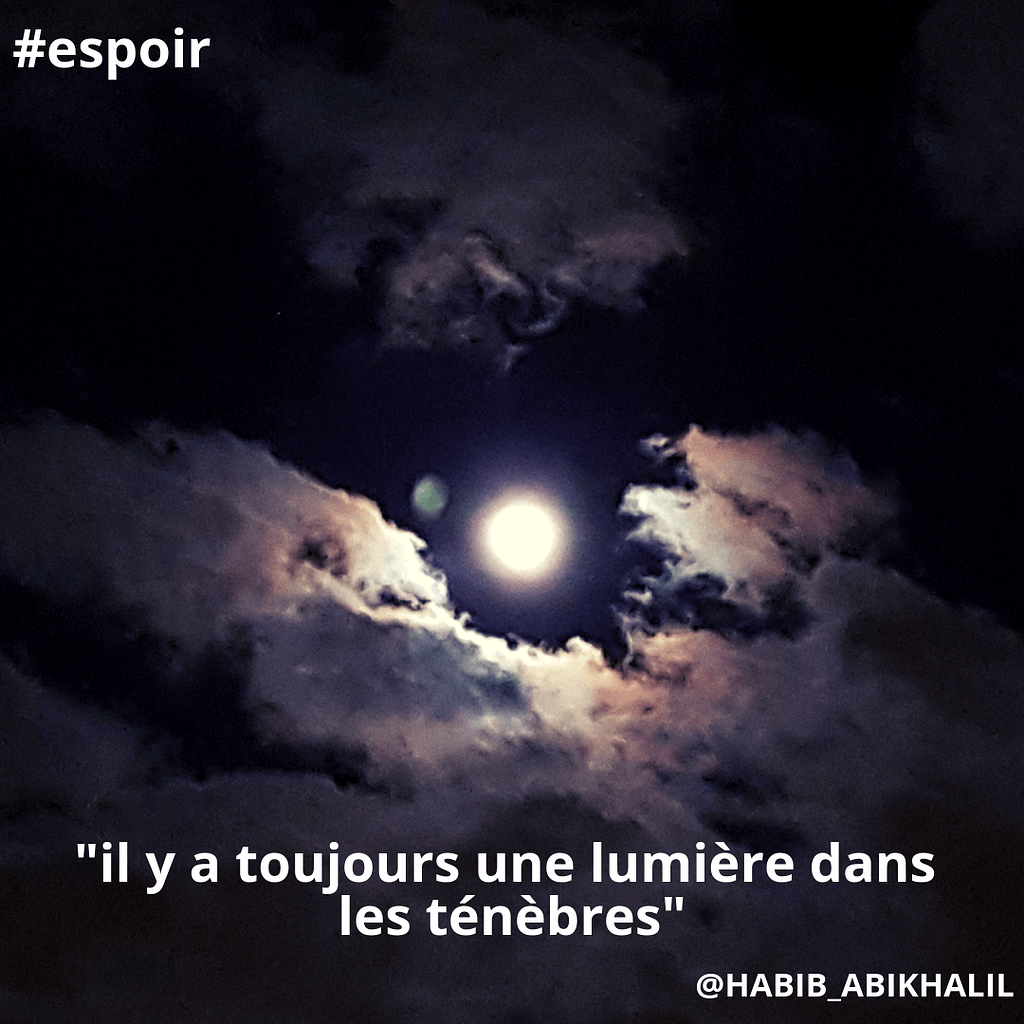 Une lune qui brille à travers des nuages